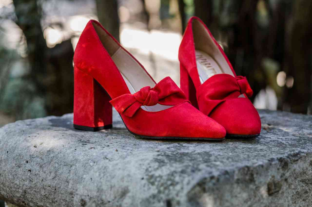 zapato color rojo invierno