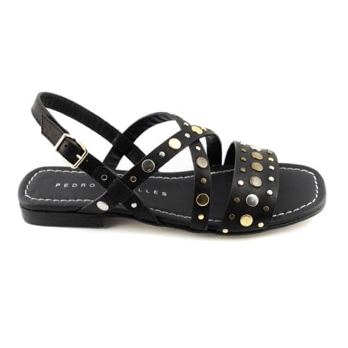 Sandalia piel plana color negro con tachuelas, Paparazzo tienda zapatos Valladolid